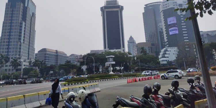 Situasi lalu lintas di kawasan dekat Patung Kuda, Jakarta Pusat terpantau ramai lancar pada demonstrasi tolak bahan bakar minyak (BBM) naik beberapa waktu lalu. Foto: Dhika Alam Noor/INDOPOS.CO.ID