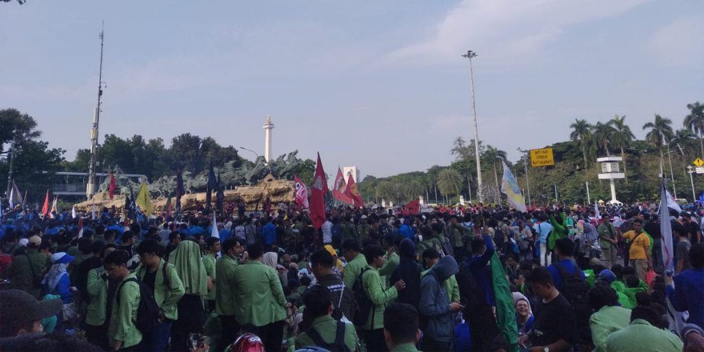 Hari Ini, 6 Ribu Aparat Dikerahkan Jaga Demo Tolak BBM Naik - demo bbm patung kuda - www.indopos.co.id