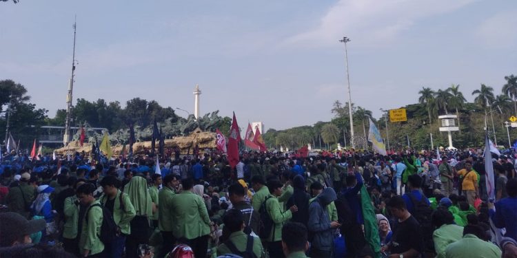 Massa mahasiswa dan buruh menggelar aksi demonstrasi penolakan kenaikan BBM di kawasan Patung Kuda, Jakarta Pusat. Foto: Dhika Alam Noor/INDOPOS.CO.ID
