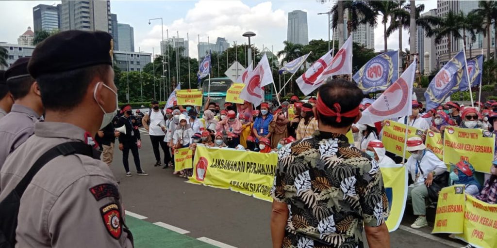 Kemnaker: Cegah PHK, Dampingi Pihak-pihak yang Berselisih - demo buruh 1 - www.indopos.co.id