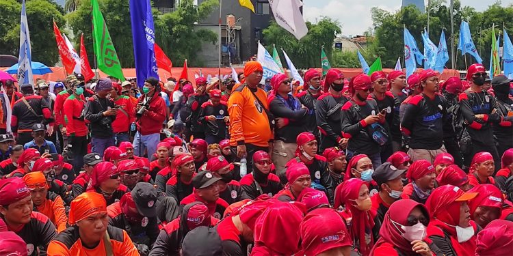 Serikat buruh menggelar aksi unjuk rasa menolak kenaikan harga bahan bakar minyak (BBM) di depan Gedung DPR/MPR Senayan, Jakarta, Selasa (6/9/2022). Foto: Dhika Alam Noor/INDOPOS.CO.ID