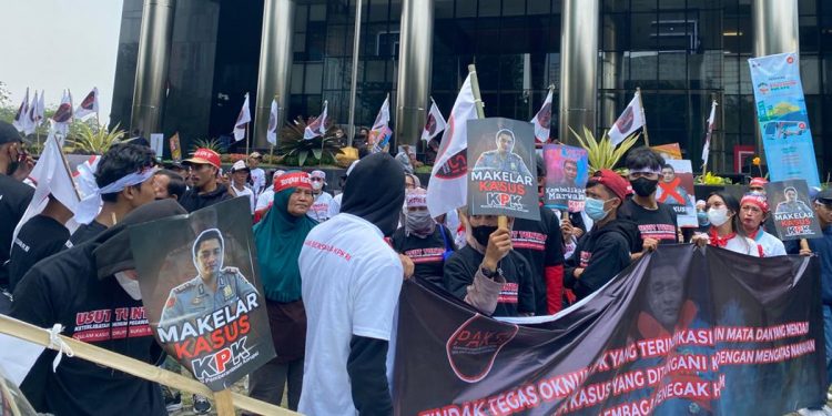 Massa yang tergabung dalam Perhimpunan Aktivis Sosial dan Antikorupsi Indonesia (PAKSI) menggelar aksi demontrasi di Gedung Komisi Pemberantasan Korupsi (KPK) di Jakarta, Jumat (16/9/2022). (Istimewa)
