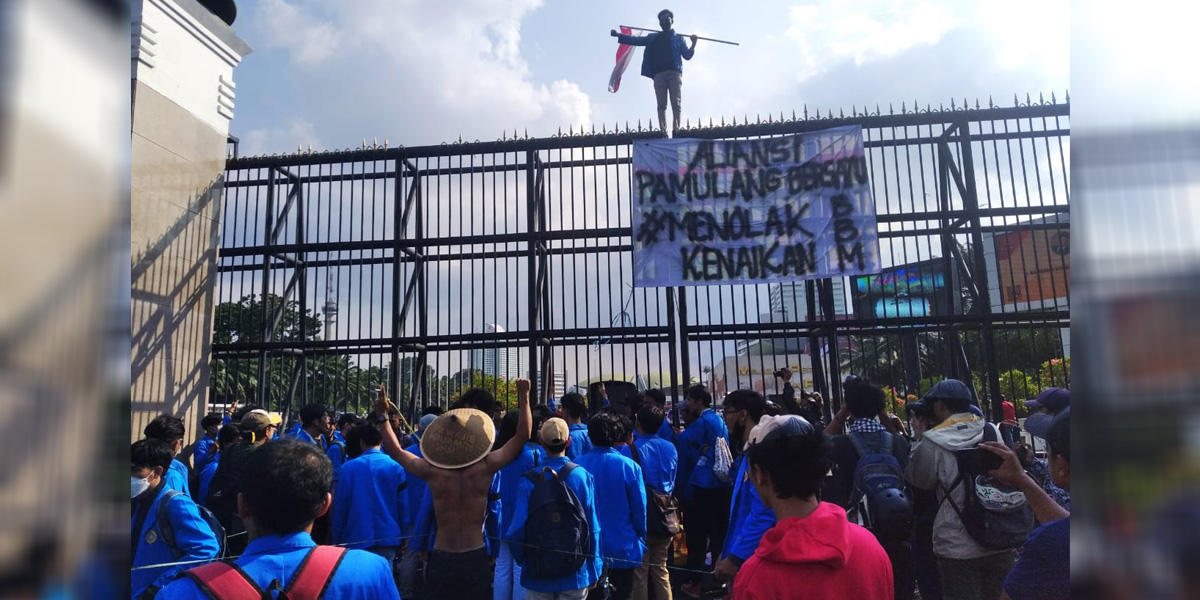 Massa Mahasiswa dan Serikat Buruh Geruduk DPR, Ribuan Aparat Gabungan Disiagakan - demo mahasiswa tolak bbm - www.indopos.co.id