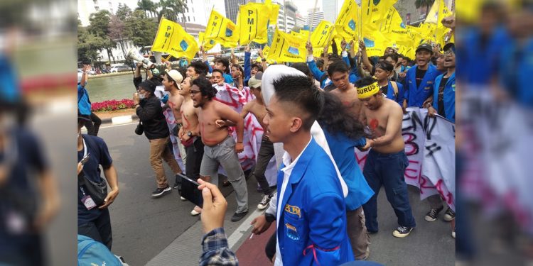 Ratusan orang tergabung dalam pergerakan Mahasiswa Islam Indonesia (PMII) menggelar aksi demonstrasi penolakan kenaikan BBM di Jakarta Pusat. Foto: Dhika Alam Noor/INDOPOS.CO.ID