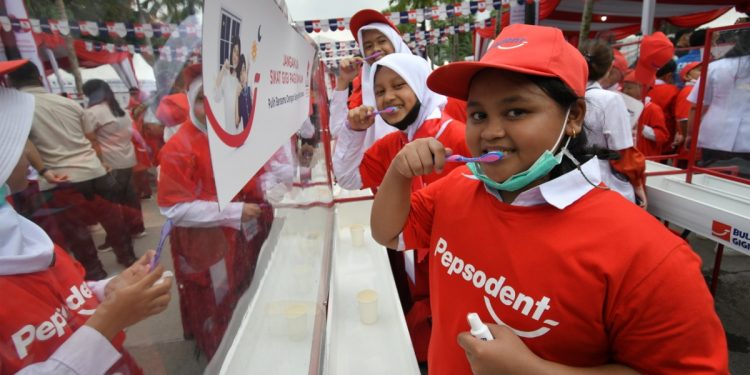 Berupaya meningkatkan kebiasaaan menyikat gigi pagi dan malam hari, BKGN 2022 diresmikan dengan pemecahan rekor MURI melibatkan 701.009 masyarakat Indonesia. Foto: PT Unilever Indonesia, Tbk