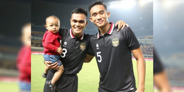 Pemain belakang Tim Nasional (Timnas) Indonesia Rachmat Irianto (kiri) sambil menggendong anaknya usai melakoni laga uji coba pertama melawan Curacao. (Instagram/@pssi)