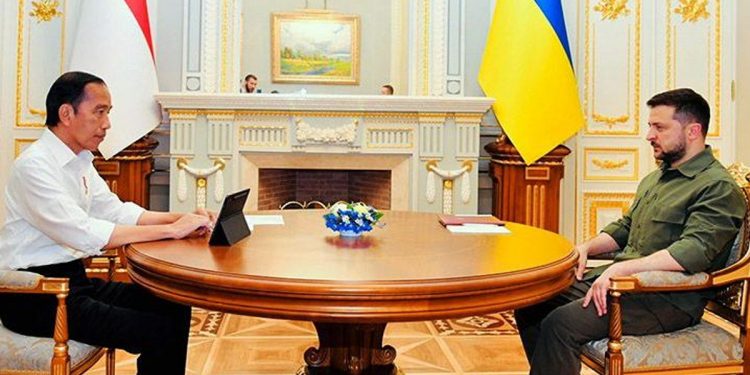 Presiden Joko Widodo saat bertemu Presiden Ukraina Volodymyr Zelenskyy di Istana Maryinsky, Kyiv, Ukraina, Rabu (29/6/2022). Foto : Biro Pers Setpres for Indopos.co.id