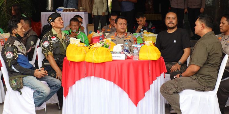 Kapolda Banten Irjen Rudy Hariyanto bersama para ojek online dalam acara Ngopi bareng. Foto: Humas Polda Banten