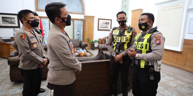 Kapolda Jawa Timur Irjen Pol Nico Afinta berbincang dengan dua anggota Satlantas Polrestabes Surabaya, yang sabar saat melaksanakan tugas. Foto: Humas Polda Jatim