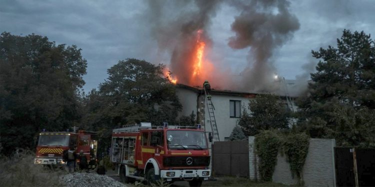 Petugas pemadam kebakaran Ukraina memadamkan api di sebuah rumah setelah serangan Rusia di Kharkiv. (news.sky.com)
