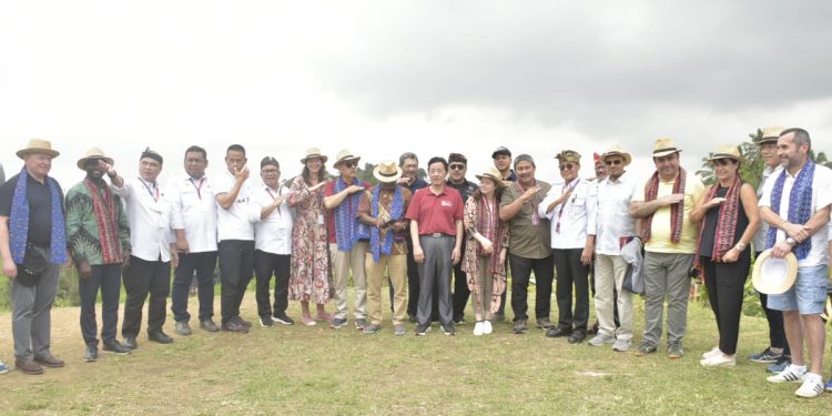 Sekjen Kementan, Kasdi Subagyono (enam dari kiri) mengajak para delegasi AMM G20 melakukan field trip ke sawah terasering Subak Jatiluwih yang merupakan World Heritage di Desa Jatiluwih, Tabanan, Bali. Foto: Kementan for indopos.co.id