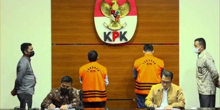 KPK menetapkan empat tersangka kasus dugaan korupsi pengerjaan berbagai proyek infrastruktur di Kabupaten Mamberamo Tengah, Provinsi Papua, di Gedung Merah Putih KPK, Jakarta, Kamis (8/9/2022) malam. (Youtube KPK)