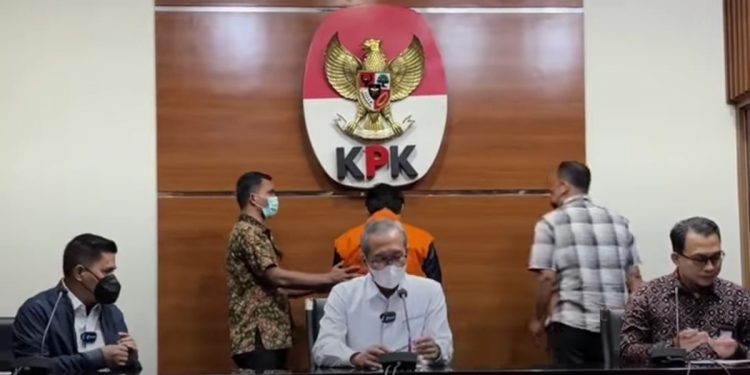 Tersangka eks Bupati Tanah Bumbu, Kalimantan Selatan, Mardani H. Maming ketika dilakukan upaya paksa penahanan oleh KPK, Jumat (28/7/2022) dini hari. (Youtube KPK.)