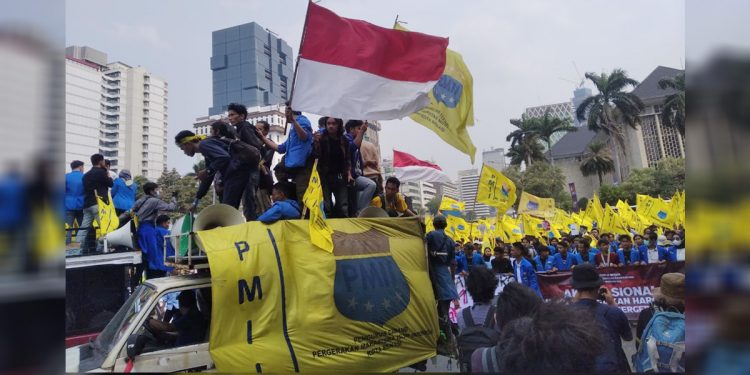 Ratusan orang tergabung dalam pergerakan Mahasiswa Islam Indonesia (PMII) menggelar aksi demonstrasi penolakan kenaikan BBM di Jakarta Pusat. Foto: Dhika Alam Noor/INDOPOS.CO.ID