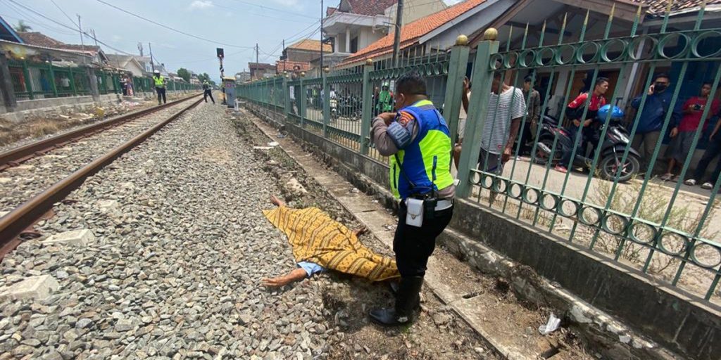 Tukang Bakso Tewas Tertabrak Kereta Api di Perlintasan Serang - mayat di ka - www.indopos.co.id