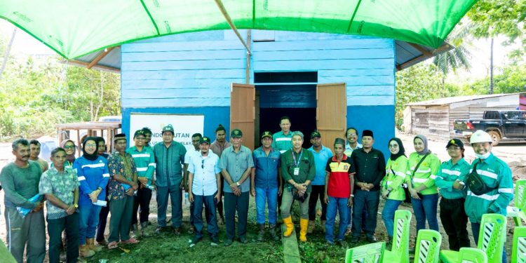 Foto bersama tim Community Development Harita Nickel dan perwakilan warga usai peresmian SUTAN, Selasa (13/9). Foto: Dokumen Harita Nickel