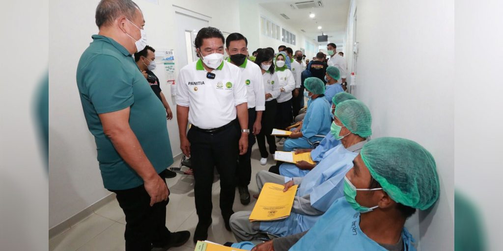 Kerahkan Puluhan Dokter, Operasi Katarak dan Hernia Pemprov Banten Disambut Antusias - operasi katarak banten - www.indopos.co.id
