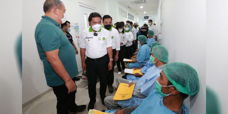 Pj Gubernur Banten Al Muktabar meninjau langsung operasi katarak dan hernia di RSUD Banten (Humas Pemprov Banten)