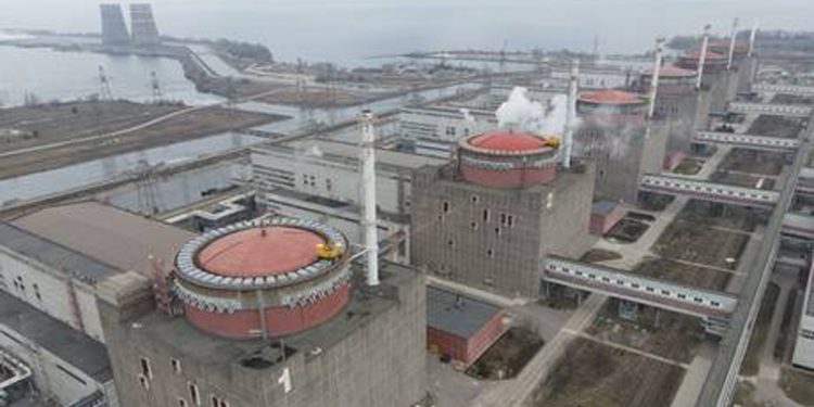 Pemandangan udara pembangkit listrik tenaga nuklir Zaporozhye yang terletak di zona stepa di pantai reservoir Kakhovsky di Kota Energodar, wilayah Zaporozhye, Ukraina. Foto: rt.com