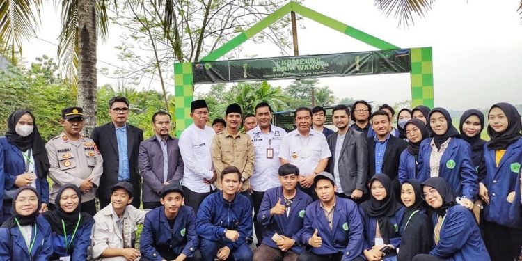 Pj Gubernur Banten Al Muktabar bersama kelompok tani Serai Wangi di Kabupaten Tangerang (Humas Pemprov Banten for indopos.co.id)