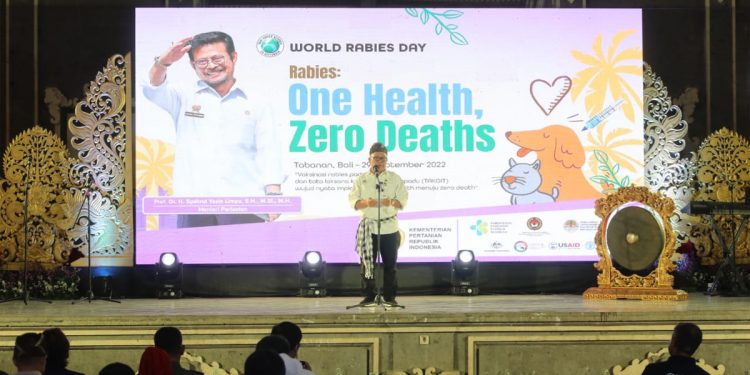 Sekjen Kementan, Kasdi Subagyono pada acara World Rabies Day yaitu: ”Rabies: One Health Zero Deaths” di Tabanan, Bali, Kamis (29/9/2022). Foto: Kementan for indopos.co.id