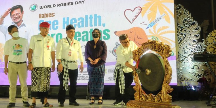 Sekjen Kementan, Kasdi Subagyono (kanan) memukul gong saat peringatan World Rabies Day (WRD) atau Hari Rabies Sedunia di Kabupaten Tabanan, Bali, Kamis (29/9/2022). Foto: Kementan for indopos.co.id