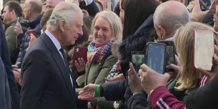 Raja Charles III menemui masyarakat yang menunggu di luar Westminster Hall. Foto: news.sky.com