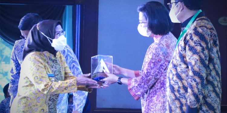 Bupati Serang Ratu Tatu Chasanah menerima penghargaan yang diserahkan langsung Menteri Keuangan Sri Mulyani pada Rakernas Akuntansi Pelaporan Keuangan Tahun 2022 di Gedung Dhanapala, Kemenkeu, Jakarta Pusat, Kamis (22/9/2022). (Istimewa)