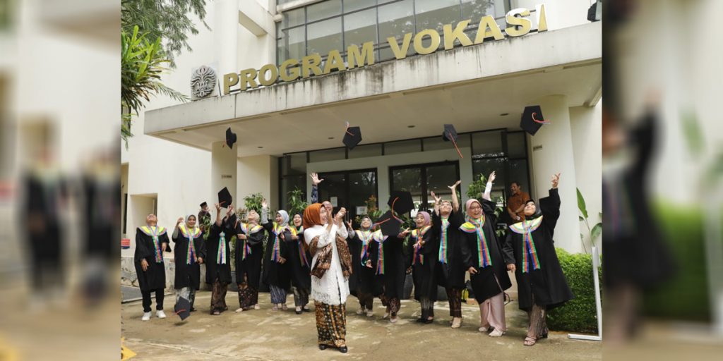 12 Mahasiswa Program Beasiswa Pemkab Serang di UI Diwisuda - ratu tatu ui - www.indopos.co.id