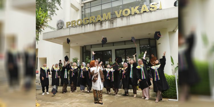 Bupati Serang Ratu Tatu Chasanah menghadiri prosesi wisuda 12 mahasiswa yang mendapat program beasiswa Pemerintah Kabupaten (Pemkab) Serang di Universitas Indonesia (UI), Minggu (11/9/2022). (Istimewa)