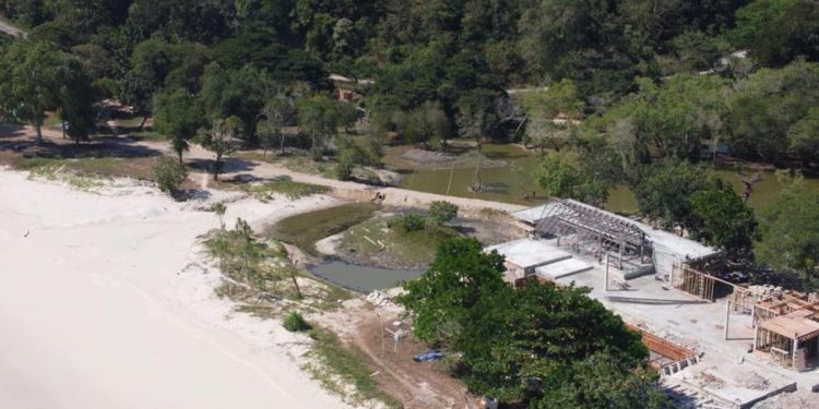 Pembangunan resort mewah di Pantai Aili di Sumba Tengah, Nusa Tenggara Timur (NTT) diduga langgar Sempadan pantai. Foto: dok ist