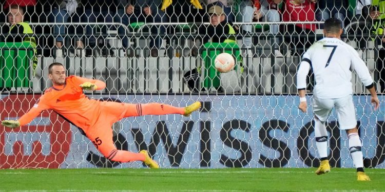 Cristiano Ronaldo dari Manchester United mencetak gol kedua timnya dari titik penalti ketika bertanding melawan Sheriff Tiraspol. (skysports.com)