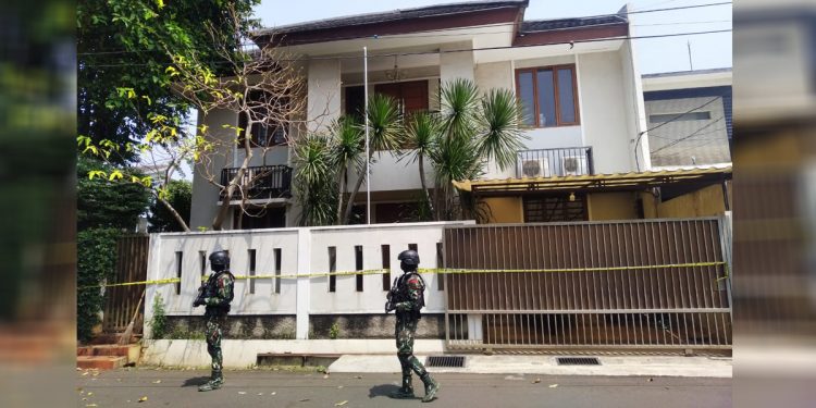 Personel Brimob berjaga di TKP penembakan Brigadir J di rumah dinas Irjen Ferdy Sambo di Duren Tiga, Pancoran, Jakarta Selatan nampak dipasangi garis polisi. Foto: Dhika Alam Noor/INDOPOS.CO.ID