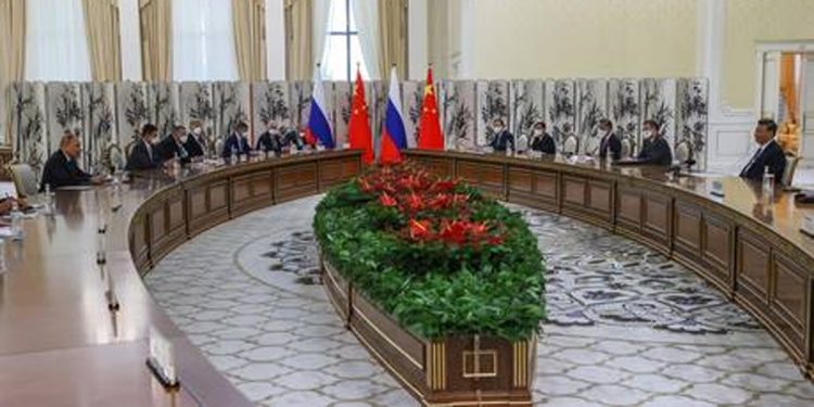 Presiden Rusia Vladimir Putin bertemu dengan Presiden China Xi Jinping di sela-sela pertemuan puncak para pemimpin Organisasi Kerja Sama Shanghai (SCO) di Samarkand pada 15 September 2022. (rt.com)
