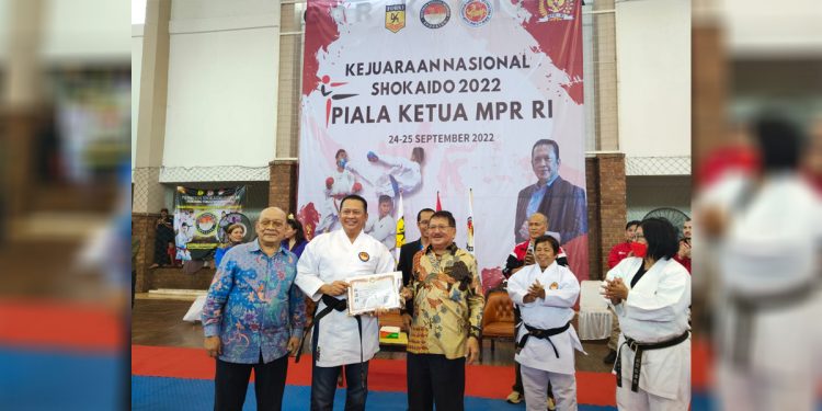 Ketua MPR RI Bambang Soesatyo (dua kiri), mendapat penghargaan Sabuk DAN VI dari Perguruan Shokaido. Foto: Istimewa