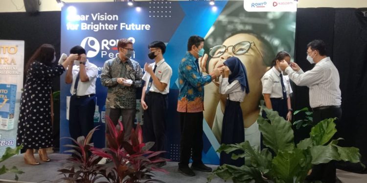 Pembagian kacamata gratis pada anak-anak di Sekolah Menengah Pertama Negeri (SMPN) 85 Jakarta Selatan, Selasa (27/9/2022). Foto: Nasuha/INDOPOS.CO.ID