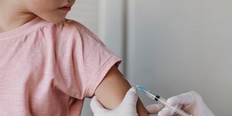 Ilustrasi pemberian imunisasi anak. Foto: Freepik