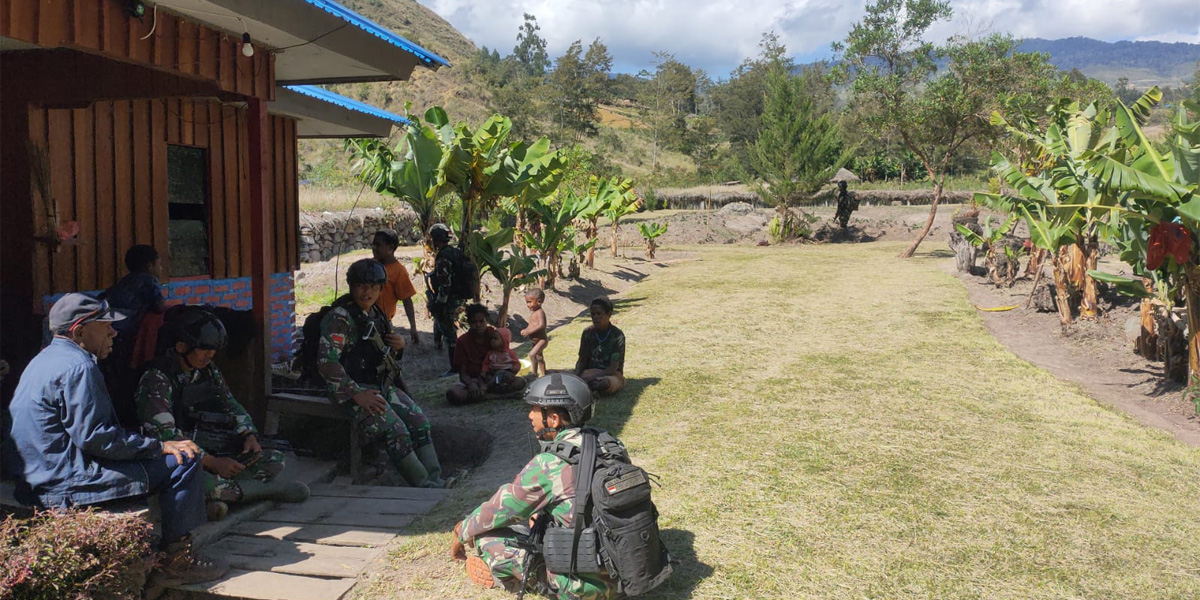 Satgas Yonif Mekanis 203/AK Hadir di Tengah Masyarakat Papua, Kades: Terima Kasih TNI Peduli Kami - tni di papua1 - www.indopos.co.id