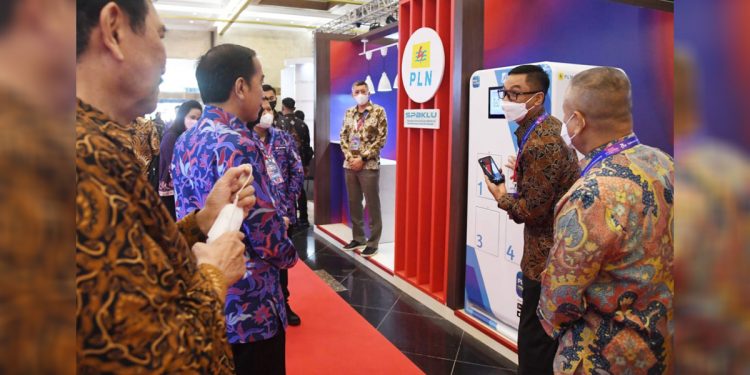 Presiden Republik Indonesia, Joko Widodo meninjau Stasiun Penukaran Baterai Kendaraan Listrik Umum (SPBKLU) milik PT PLN (Persero). (Dok PLN)