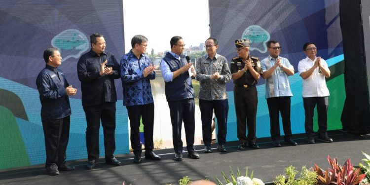 Gubernur DKI Jakarta Anies Baswedan (empat dari kiri) hadirkan Ruang Terbuka Biru. Foto: Pemprov DKI Jakarta