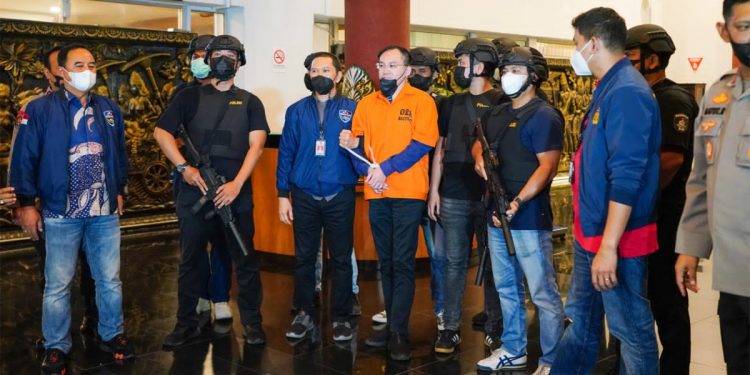 Petugas polisi berhasil menangkap bandar judi online yang sempat melarikan diri ke Singapura. Foto: dok indopos.co.id