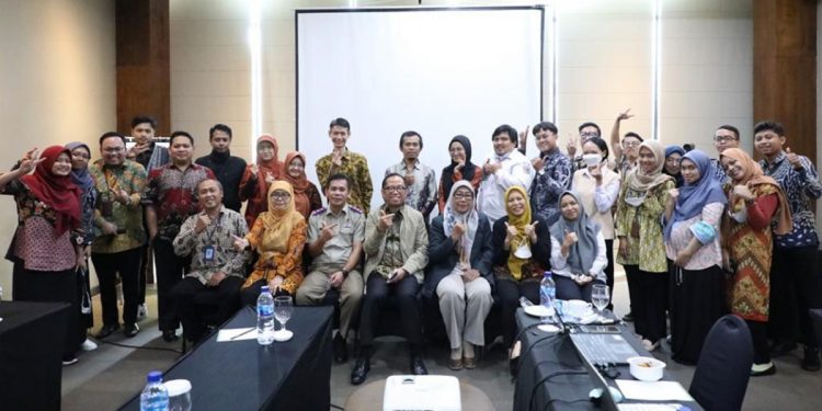 Foto Bersama - Seminar Hasil Kajian terkait Survei Citra Baik: Persepsi Masyarakat terhadap Pelayanan Publik Kementerian ATR/BPN di Veranda Hotel Jakarta, Senin (24/10/2022). Foto: Kementerian ATR/BPN