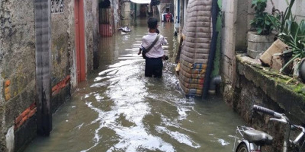 Banjir Hingga 2 Meter Rendam 25 RT di 4 Kelurahan di Jaksel dan Jaktim - banjir jakarta - www.indopos.co.id