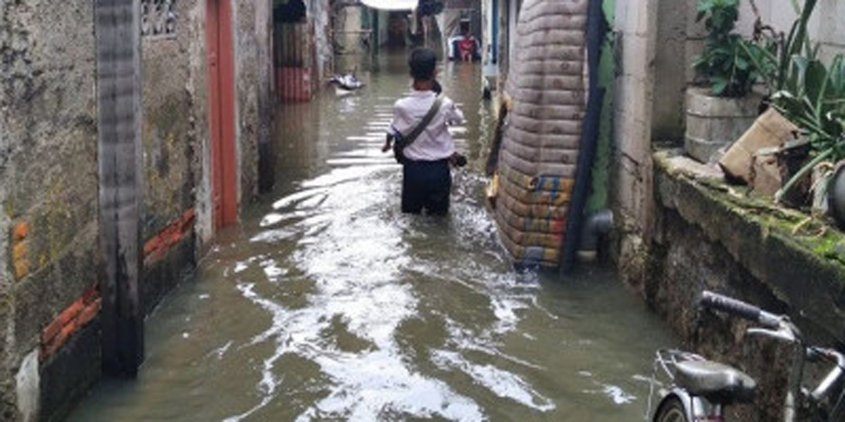 Banjir Hingga Meter Rendam Rt Di Kelurahan Di Jaksel Dan Jaktim Indopos Co Id