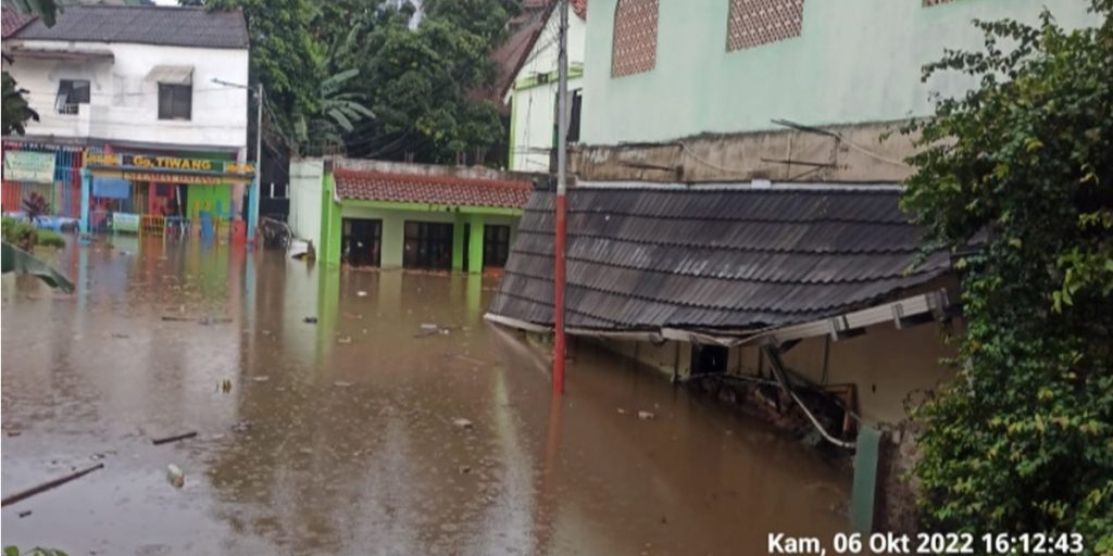 Tembok MTs Pondok Labu Telan Tiga Nyawa, Petugas Pasang Garis Polisi - banjir mts3 - www.indopos.co.id