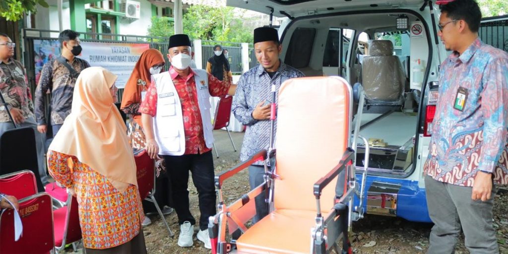 BPKH dan Baznas Serahkan Bantuan Ambulans untuk Yayasan Rumah Khidmat Indonesia - baznas 2 - www.indopos.co.id