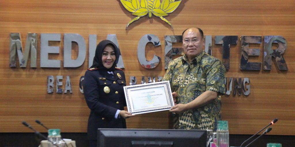 Beri Pelayanan Prima, Bea Cukai Bandar Lampung Terima Penghargaan dari PT GGP - bc6 1 - www.indopos.co.id