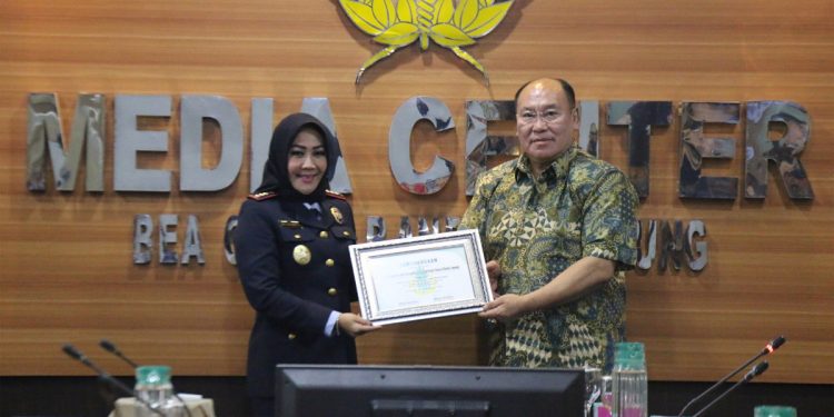 Bea Cukai Bandar Lampung mendapat penghargan dari PT GGP. Foto: Humas Ditjen Bea Cukai untuk INDOPOS.CO.ID