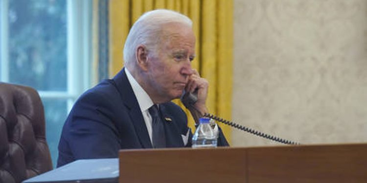 Joe Biden berbicara lewat telepon dengan Presiden Ukraina Volodymyr Zelenskyy di Gedung Putih di Washington DC, 9 Desember 2021. (rt.com)