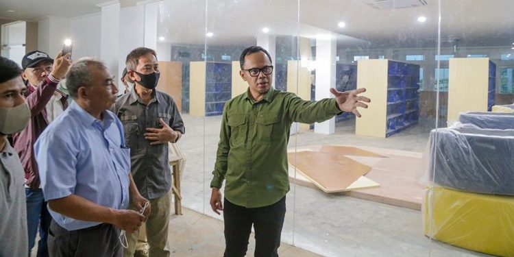 Wali Kota Bogor Bima Arya Soegiarto meninjau progres pembangunan gedung perpustakaan di Jalan Kapten Muslihat, Bogor Tengah (eks Gedung DPRD lama), Selasa (4/10/2022). Foto: Pemkot Bogor